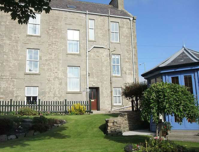 7a Hillhead garden and garden house